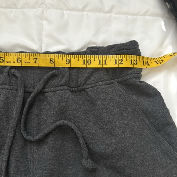 Lululemon Hello Sunday Short, Size 6 - Picture 8 of 11